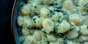 Beitragsbild des Blogbeitrags Gnocchi in Spinat-Blauschimmelkäse Sauce