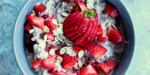 Beitragsbild des Blogbeitrags Schoko-Erdbeer Porridge