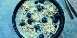 Beitragsbild des Blogbeitrags Blueberry-Cheesecake Porridge 
