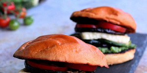 Beitragsbild des Blogbeitrags Mediterraner Grillkäse-Burger 