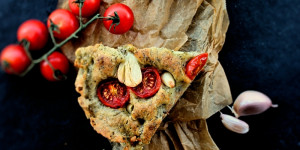 Beitragsbild des Blogbeitrags Tomaten-Knoblauch Focaccia