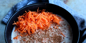 Beitragsbild des Blogbeitrags Karotten-Kuchen Porridge