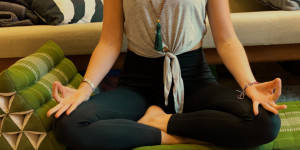 Beitragsbild des Blogbeitrags Warum Meditation während der Schwangerschaft so hilfreich ist (Gastbeitrag)