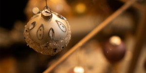 Beitragsbild des Blogbeitrags Wie du mit Yoga entspannt durch die Weihnachtsfeiertage kommst