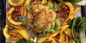 Beitragsbild des Blogbeitrags Rezept: Sommer-Ofengemüse mit Avocado-Rucola-Basilikum-Dip 