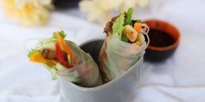 Beitragsbild des Blogbeitrags leichte Sommerrollen: gesundes Rezept mit viel Gemüse