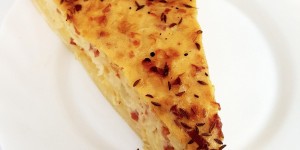 Beitragsbild des Blogbeitrags Männer backen - deftiger Zwiebelkuchen 