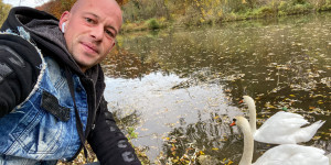Beitragsbild des Blogbeitrags Fotografieren von Schwänen am Fluss im Herbst mit dem Smartphone