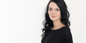 Beitragsbild des Blogbeitrags Natürliche Portraits mit Melanie im Studio