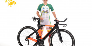 Beitragsbild des Blogbeitrags Team Anita Wolf-Eberl Werbefotos im Studio // Mountainbike Marathon Races and Ultracycling Competitions