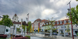 Beitragsbild des Blogbeitrags Streetphotography Weiz Steiermark Kunsthaus Hauptplatz Rathausgasse Spaziergang 