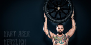 Beitragsbild des Blogbeitrags Hart Aber Herzlich! Foto, Bildbearbeitung, Motorsport und Muskeln