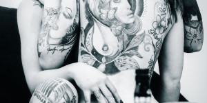 Beitragsbild des Blogbeitrags Erotic Art Two Girls And One Drink JackDaniels and Tattoo Girls