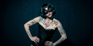 Beitragsbild des Blogbeitrags Burlesque Dessous mit Maske Model Elke Little Crazyinkedgirl Tattoomodel