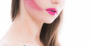 Beitragsbild des Blogbeitrags Make-Up Schmuck Haare Portrait Fotoshooting Teilakt Verdeckter Akt