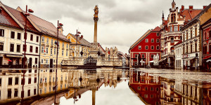 Beitragsbild des Blogbeitrags Spiegelung im Wasser der Pest Gedenksäule am Glavni trg Hauptplatz Maribor 