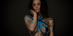 Beitragsbild des Blogbeitrags Aktfotoshooting im Fotostudio Fotoshooting im Studio Female Model Bianca Klebeband auf Körper #TapeTheModelPhotography 