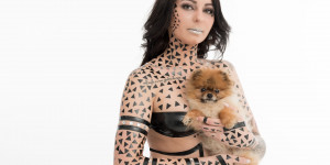 Beitragsbild des Blogbeitrags Aktshooting Fotoshooting im Studio Female Model Sarah mit Hund Diamanten Klebeband Tape #TapeTheModelPhotography