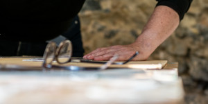 Beitragsbild des Blogbeitrags Persönliche Fotos von Künstlerin Martina Brandl bei der Arbeit in der Malwerkstatt und ihrer Leidenschaft
