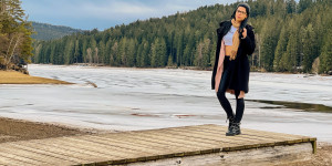 Beitragsbild des Blogbeitrags Female Model Portrait Fotoshooting Packer Stausee im Winter Steiermark YouTube Shorts 