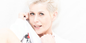 Beitragsbild des Blogbeitrags Best Ager Model Brigitta Portrait im Fotostudio