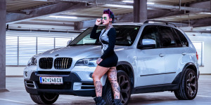 Beitragsbild des Blogbeitrags BMW im Parkhaus Female Tattoo Model Marietta Bunt und Beton