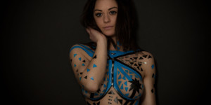 Beitragsbild des Blogbeitrags Aktfotoshooting im Fotostudio Fotoshooting im Studio Female Model Bianca Klebeband auf Körper #TapeTheModelPhotography