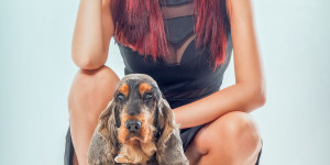 Beitragsbild des Blogbeitrags Model Bella Petz in Dessous und Kleid mit Hund im Fotostudio 
