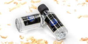 Beitragsbild des Blogbeitrags GM-Strantz Zirbenmanufaktur Produktfotografie #alleszirbe Zirbenholz Produkte Spirituosen Holzprodukte Wohlfühlprodukte