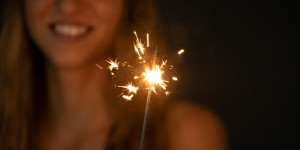 Beitragsbild des Blogbeitrags Female Model Laura mit Wunderkerze Low Light im Fotostudio