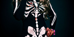 Beitragsbild des Blogbeitrags Sexy Crazy Halloween im Fotostudio mit viel Blut Fotoshooting Photoshoot Bildideen für Fotografen
