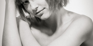 Beitragsbild des Blogbeitrags Sensual Beauty Black White Photography Female Model Kyara Photoshoot
