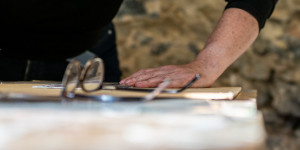 Beitragsbild des Blogbeitrags Persönliche Fotos von Künstlerin Martina Brandl bei der Arbeit in der Malwerkstatt und ihrer Leidenschaft