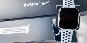 Beitragsbild des Blogbeitrags Unboxing & Konfiguration Video Apple Watch SE Nike Aluminium 44mm Silber MYYH2FD/A inkl. Ladestation Charging Dock Station 
