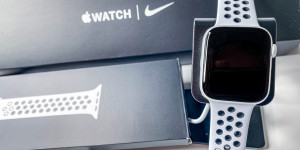 Beitragsbild des Blogbeitrags Unboxing & Konfiguration Video Apple Watch SE Nike Aluminium 44mm Silber MYYH2FD/A inkl. Ladestation Charging Dock Station