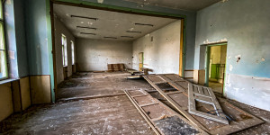 Beitragsbild des Blogbeitrags Lost Place Photography Schule an der Hauptstraße in Ungarn inkl. 10 Tipps für Lost Place Fotografie
