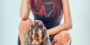 Beitragsbild des Blogbeitrags Model Bella Petz in Dessous und Kleid mit Hund im Fotostudio