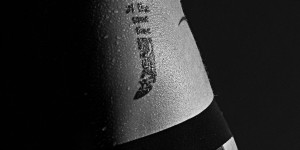 Beitragsbild des Blogbeitrags Low Key Wassertropfen auf der Haut und Tattoos Dessous Photography