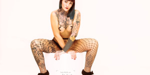 Beitragsbild des Blogbeitrags Würfel und Netzstrumpfhose mit Marietta im Fotostudio