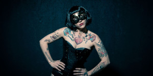 Beitragsbild des Blogbeitrags Burlesque Dessous Photography mit Maske und Perücke Female Model Elke Little Crazyinkedgirl Tattoomodel
