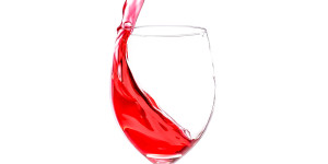 Beitragsbild des Blogbeitrags Wein im Weinglas Fotografie Water Splash Photo Shoot Product Photography Produktfoto Werbefoto 