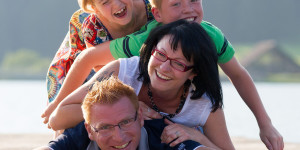Beitragsbild des Blogbeitrags Familienfotos auf der Teichalm und am Moorlehrpfad im Almenland Steiermark