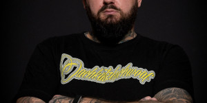 Beitragsbild des Blogbeitrags Oachkatzlschwoaf Streetwear Caps Shirts Produktfotos im Studio