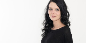 Beitragsbild des Blogbeitrags Fotostudio Natürliche Portraits mit Female Model Melanie im Studio