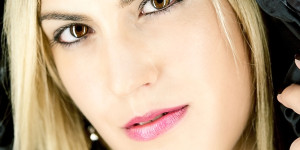 Beitragsbild des Blogbeitrags Portrait Female Model Silvia im Fotostudio