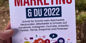 Beitragsbild des Blogbeitrags Social Media Marketing & DU 2022: Schritt für Schritt mehr Reichweite, Neukunden, Mitarbeiter & Umsatz auf Facebook, Instagram, YouTube, LinkedIn, Twitter, TikTok, Snapchat und Pinterest von Michael Schwarz
