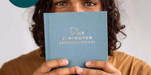 Beitragsbild des Blogbeitrags Das 6-Minuten Erfolgsjournal | Tagesplaner für mehr Motivation, Selbstreflexion & Erfolg | A5, undatierter Planer | Fokussierter & Gelassener Ziele erreichen