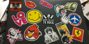 Beitragsbild des Blogbeitrags Stickerbomb Aufkleber für Notebook, Handy, Tablet und Reisekoffer