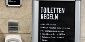 Beitragsbild des Blogbeitrags Toiletten Regeln auf der Autobahn Raststation kurz vor Bratislava