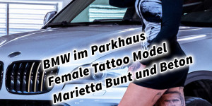 Beitragsbild des Blogbeitrags BMW SUV Parkhaus Female Tattoo Model Marietta buntes Shirt und Beton